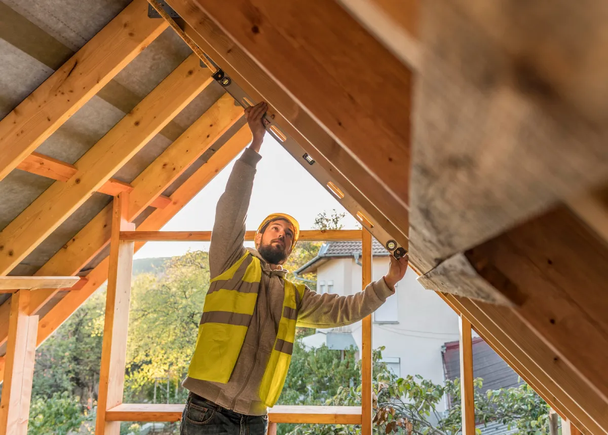 Trabajador construyendo casas pasivas